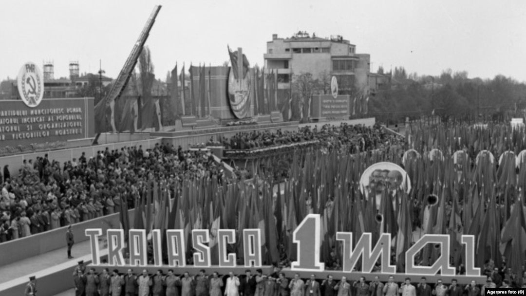 Parada de 1 mai în România anului 1965. Coregrafiile elaborate au fost date la o parte după finele epocii ceaușiste, în favoarea unor activități private, libere de încărcătură politică.