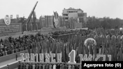 Parada de 1 mai în România anului 1965. Coregrafiile elaborate au fost date la o parte după finele epocii ceaușiste, în favoarea unor activități private, libere de încărcătură politică.