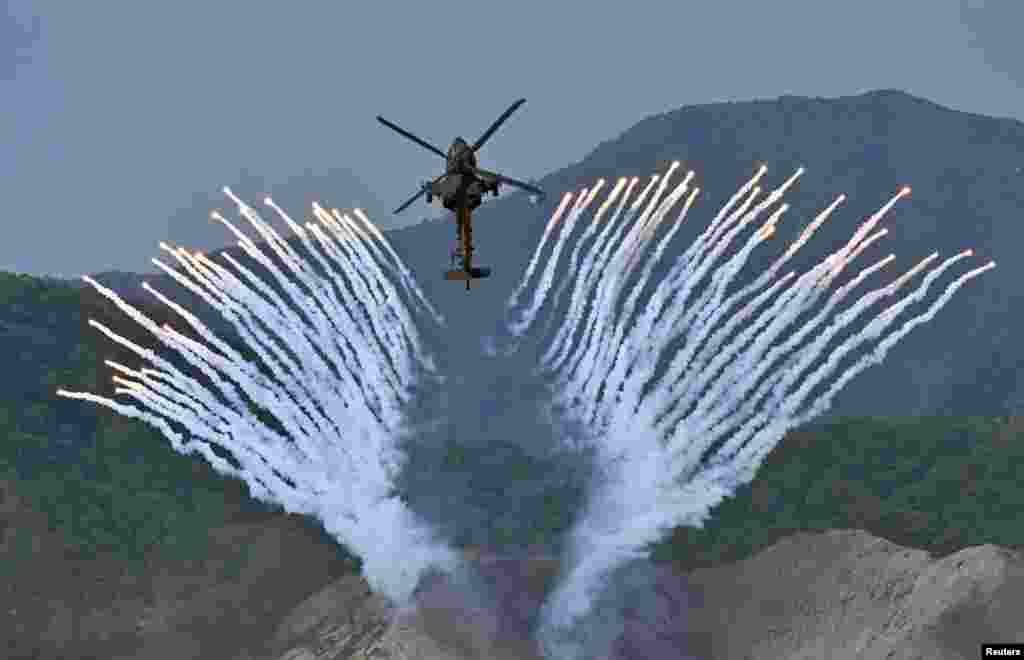 Južnokorejski helikopter ispaljuje rakete tokom zajedničke vojne vježbe Južne Koreje i SAD-a u Pocheonu, Južna Koreja, 15. juna.