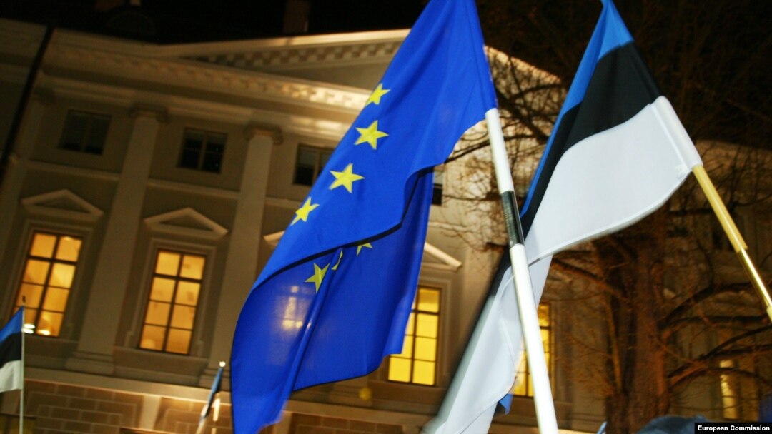 Steagul Estoniei alături de cel al Uniunii Europene la Tallinn, 30 aprilie 2004. La miezul nopții a avut loc prima mare extindere UE în fostul bloc comunist, iar estonienii, letonii și lituanienii au lăsat în urmă trecutul sovietic.
