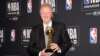 Лари Бърд с наградата за Цялостен принос на НБА.