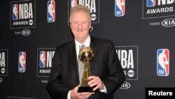 Лари Бърд с наградата за Цялостен принос на НБА.