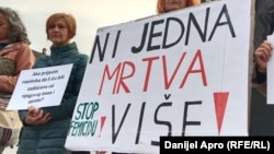 Jedna od poruka sa trećeg protesta protiv femicida u Novom Sadu, februar 2024.