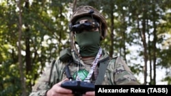 Militar ucrainean ghidând o dronă