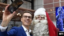 Alexander Stubb volt finn miniszterelnök (b) az Európai Néppárt kongresszusa előtt Helsinkiben 2018. november 7-én