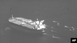 Captură video dintr-o înregistrare a Marinei americane: petrolierul Niovi înconjurat de navele Gărzii Revoluționare Iraniene în strâmtoarea Ormuz, 3 mai 2023