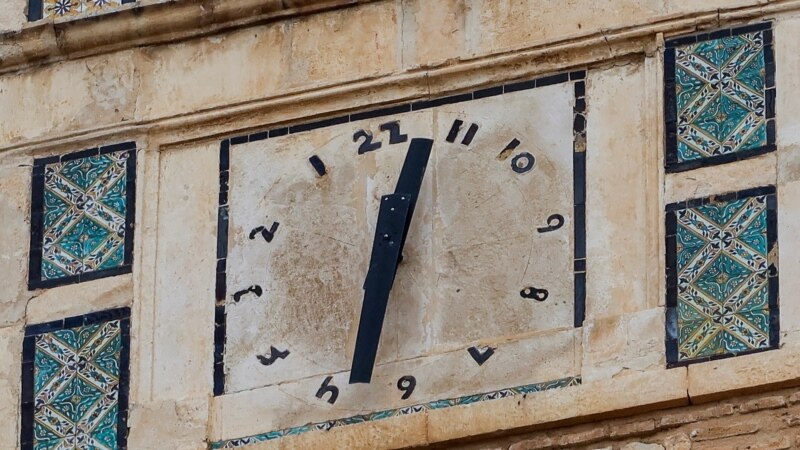 Ora lëviz mbrapsht në Xhaminë e Madhe të Tunizisë