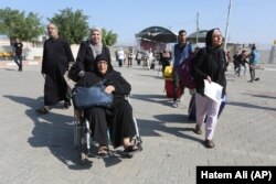 Palestinci s dvojinim državljanstvom prelaze na egipatsku stranu granice.