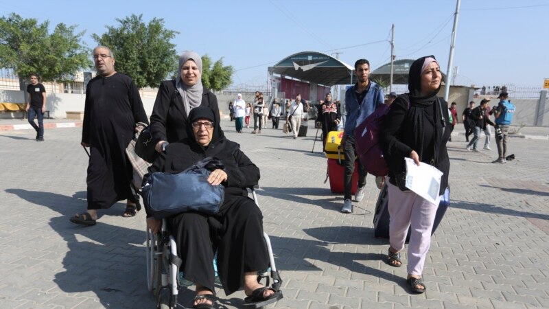 Dhjetëra persona hyjnë në pikëkalimin Rafah që lidh Gazën me Egjiptin