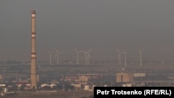 Вид на ветряные электростанции из города Конаев, Алматинской области