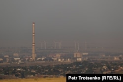 Вид на ветряные электростанции из города Конаева. Алматинская область