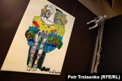 Выставка «Опасные связи» художницы Асель Кенжетаевой и скульптора Санжара Досмагамбетова, посвящённая неравноправию женщин в казахстанском обществе. Алматы, 16 ноября 2023 года
