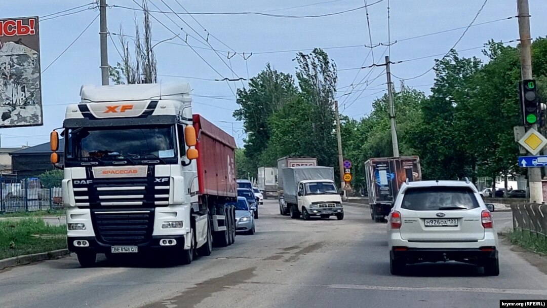 Грузовики на дорогах Керчи, май 2023 года