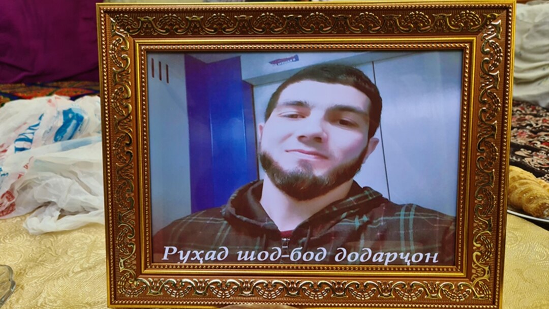 Ikki ayol erkakka boglaydi