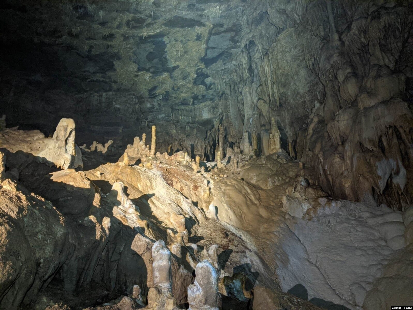 Muri që ndante eksploruesit e shpellave nga korridori që ata e zbuluan më vonë.
