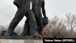 Близкие погибших шахтёров пришли к памятнику «Шахтёрской славы» почтить память. 5 декабря 2023 года