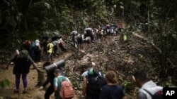 Бежанци преминават през прохода Дариен от Колумбия в Панама с надеждата да стигнат до САЩ, 9 май 2023 г.