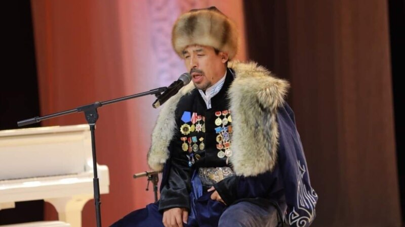 Манасчы Рысбай Исаков Өзбекстанда өткөн эл аралык таймашта биринчи орунду алды