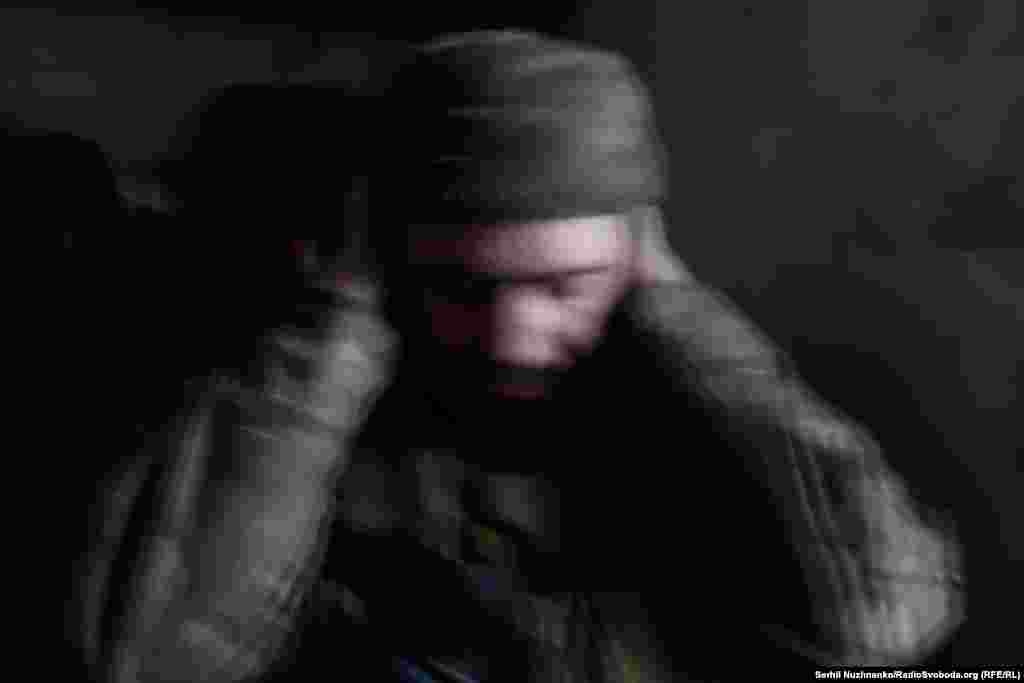 Боєць ЗСУ закриває вуха під час сильного російського артобстрілу.. Часів Яр, травень 2023 року&nbsp;