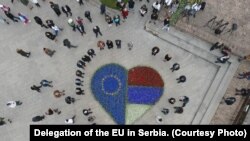 

"Ove godine, otkazali smo sve majske aktivnosti jer Srbija tuguje i oplakuje tragično nastradalu decu, školsko osoblje, mlade, policajca, građane i naša srca nisu spremna za slavlje. Uz Srbiju smo u ovim teškim trenucima," poručio je ambasador EU u Srbiji Emanuele Žiofre.