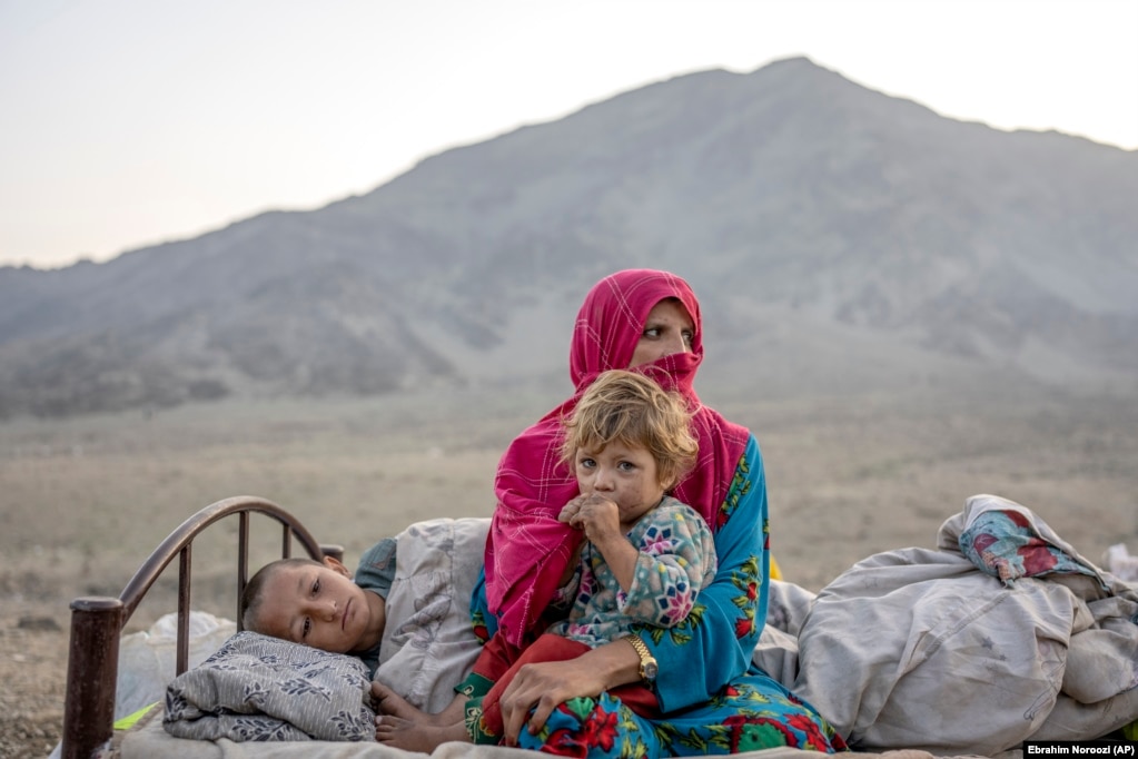 Refugjatët afganë vendosen në një kamp pranë kufirit Pakistan-Afganistan në mes të dëbimit të një numri të madh emigrantësh nga Pakistani.