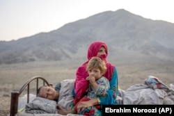 یک خانواده برگشته از پاکستان که بدون داشتن سرپناه و در دشت زنده گی می کنند