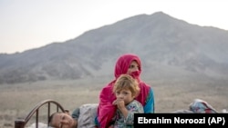 ავღანელი ლტოლვილები პაკისტანიდან გაქცევის შემდეგ პაკისტან-ავღანეთის საზღვრის მახლობლად ავღანეთში, თორხამში. 4 ნოემბერი, 2023 წელი