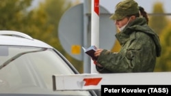 A border guard checks a driver's papers at a crossing between Russia and Finland. (file photo)