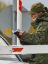 Прикордонник перевіряє документи водія на пункті пропуску між Росією та Фінляндією. (Архівне фото)