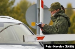 Проверка документов у водителя на международном автомобильном пункте пропуска "Торфяновка"