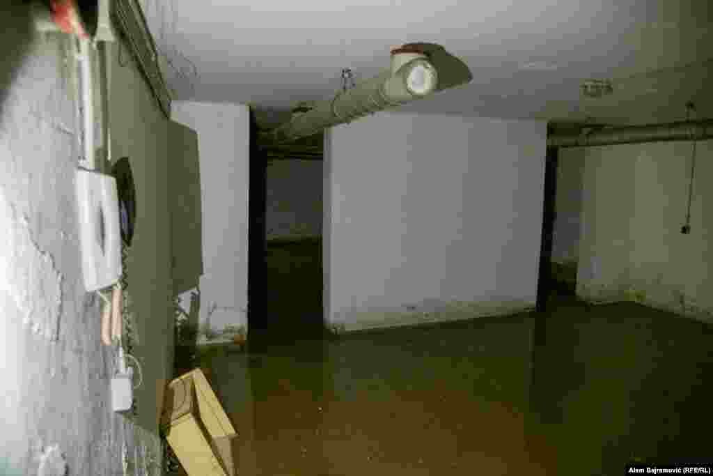 Jedna od prostorija atomskog skloništa je poplavljena. Zbog vlage i vode, u ovim prostorijama nema električne energije.