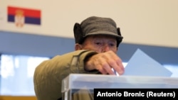 Një burrë duke votuar gjatë zgjedhjeve të përgjithshme në Beograd, Serbi, 3 prill 2022