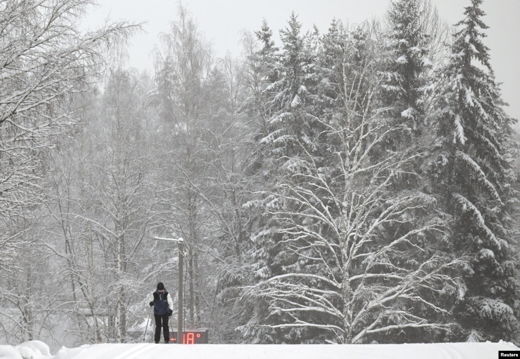 Një skiator në shtegun e skijimit Oittaa në Espoo, Finlandë, 4 janar 2024.