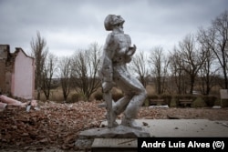 Un monument de război lângă Avdiivka, așezare pe care Rusia a capturat-o în februarie, în ciuda pierderilor grele suferite.