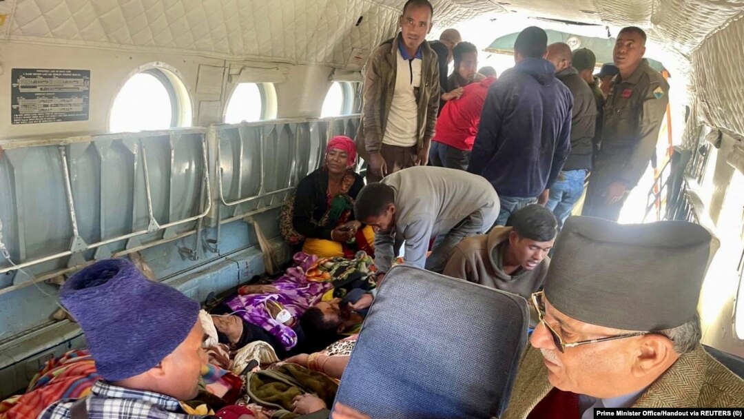 Premijer Pushpa Kamal Dahal sa povrijeđenima u helikpoteru za spašavanje, Jajarkot, Nepal, 4. novembar 2023.