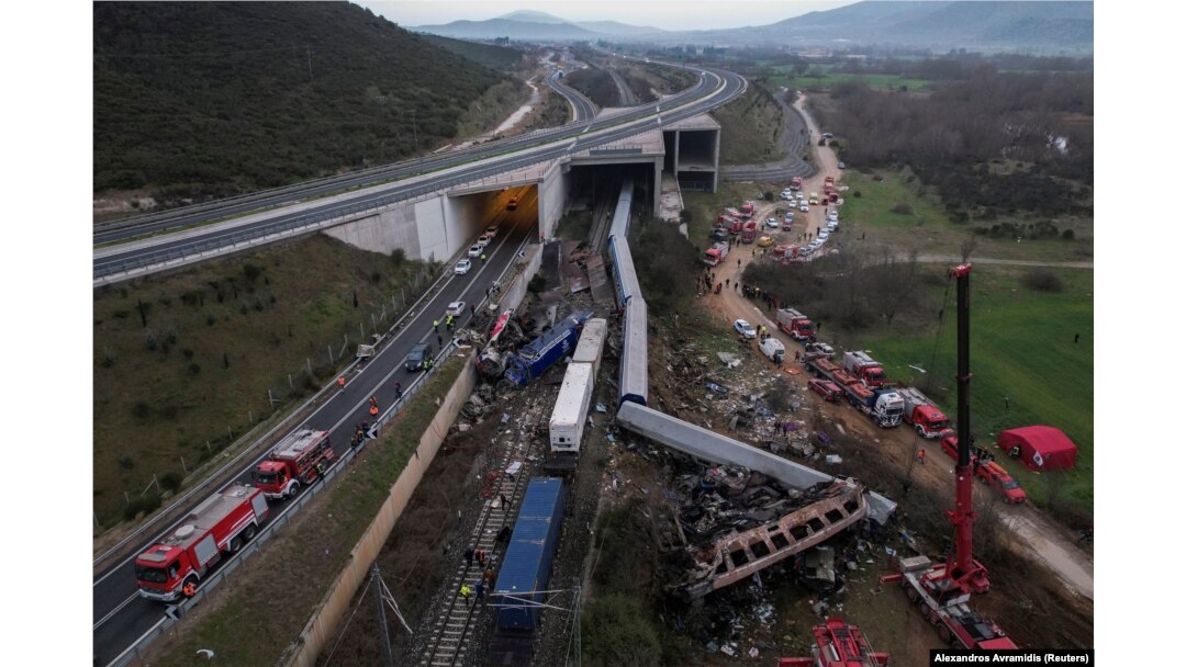Echipele de intervenție sunt încă la locul accidentului feroviar din centrul Greciei.