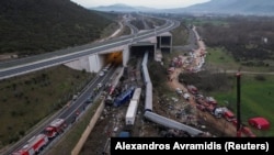 Междуградски пътнически влак, пътуващ от Атина за Солун, се е сблъскал с висока скорост с товарен влак край град Лариса в Централна Гърция.