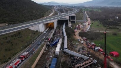 Два влака се сблъскаха челно в Гърция късно вечерта във