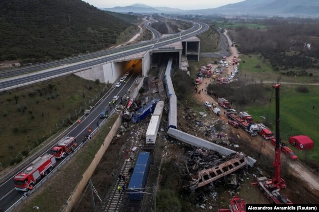 Echipele de intervenție sunt încă la locul accidentului feroviar din centrul Greciei.