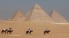 Turisti na konjima kod Velike piramide u Gizi, 26. oktobar 2023.