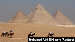Turisti na konjima kod Velike piramide u Gizi, 26. oktobar 2023.