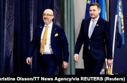 Министры обороны Украины и Эстонии Алексей Резников (слева) и Ханно Певкур на недавней встрече глав военных ведомств стран ЕС в Швеции