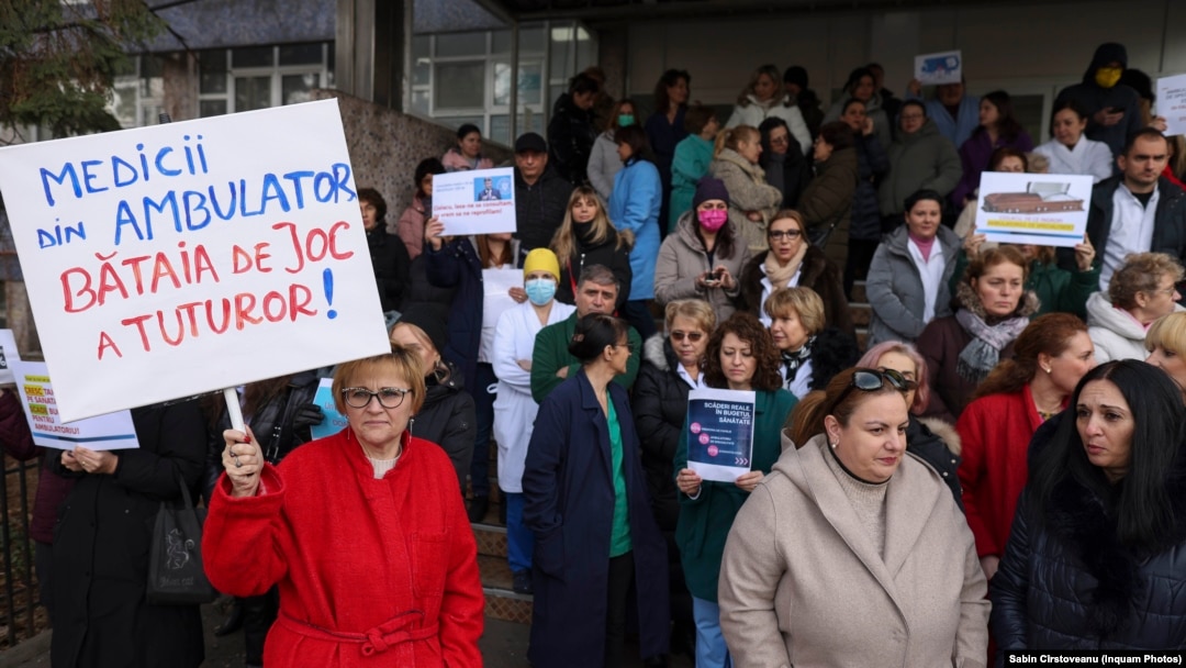 Protest organizat de mai mulți medici de familie în fața Policlinicii Vitan, în Bucuresti, 15 ianuarie 2024.