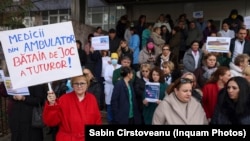Protest organizat de mai mulți medici de familie în fața Policlinicii Vitan, în Bucuresti, 15 ianuarie 2024.