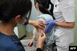  Ваксинация на 13-годишно момиче в Япония против човешки папиломавирус. Нивото на имунизации в страната е доста ниско спрямо други страни след решението на локалните управляващи от 2013 година да не предлагат интензивно имунизацията. Това става поради всеобщо публикувани изказвания за странични резултати, които по този начин и не се потвърдиха. През 2022 година Япония още веднъж стартира интензивно да предлага имунизация. 