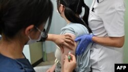 Një vajzë duke u vaksinuar kundër papilloma virusit. Fotografi ilustruese.
