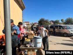 У суда ожидающих решений суда мигрантам продают еду и горячий чай