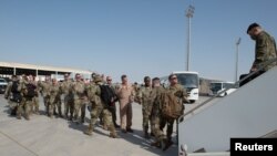 Летчики ВВС США прибывают на воздушную базу Аль-Дафра. ОАЭ, 12 февраля 2022 года