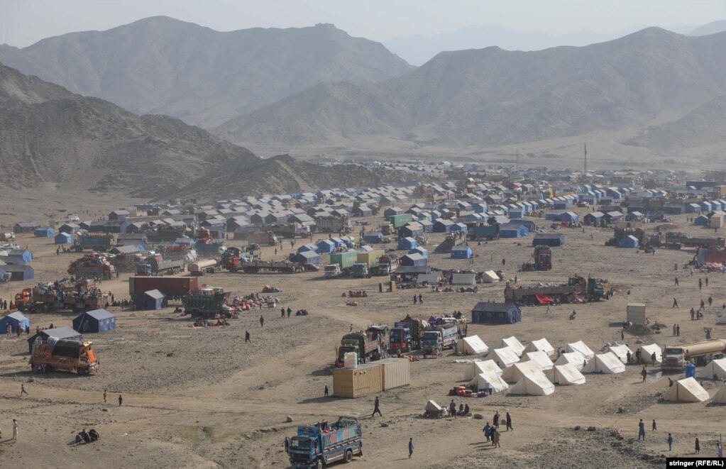 I talebani hanno allestito campi temporanei per i rimpatriati vicino al valico di frontiera di Torkham e hanno promesso di assisterli.  Ma molti rimpatriati lamentano la mancanza di tende, cibo, acqua e servizi igienici.  "Siamo semplicemente seduti nella terra", dice.  Lo ha detto Nasrallah a Radio Azadi.  "Qui non c'è niente."  Non ci sono servizi igienici e il governo [talebano] non ci ha dato nulla."