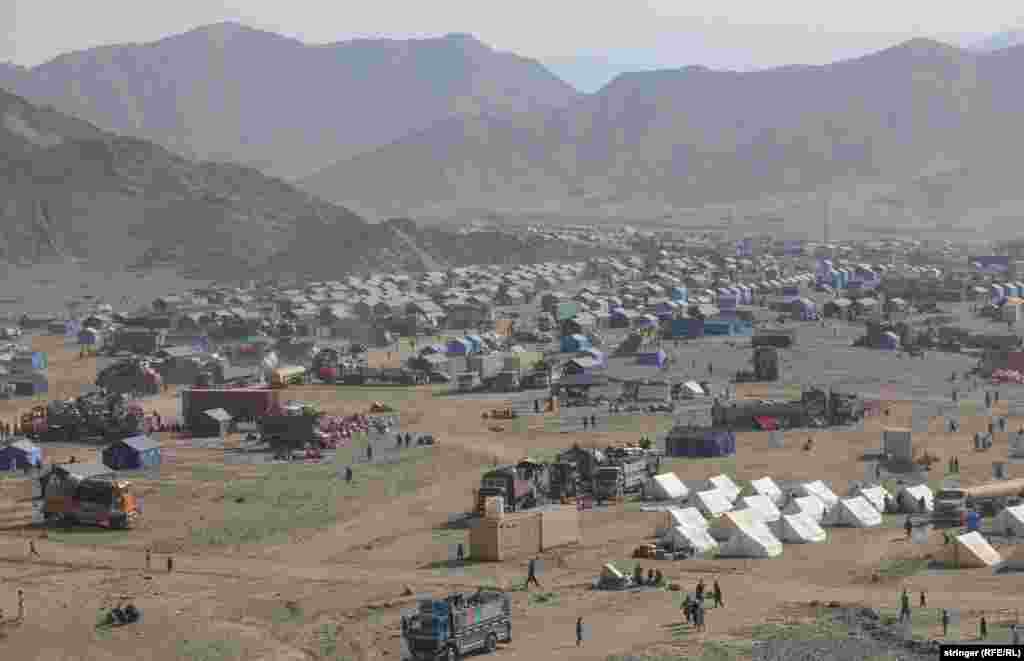 Talibani su postavili privremene kampove za povratnike u blizini graničnog prelaza Torkam i obećali da će im pomoći. Međutim, mnogi povratnici se žale na nedostatak šatora, hrane, vode i sanitarnih uslova. &quot;Mi samo sedimo u blatu&quot;, rekao je Nasralah za Radio Azadi RSE-a. &quot;Ovde nema ničega. Nema toaleta, a (talibanska) vlada nam ništa nije dala.&quot;
